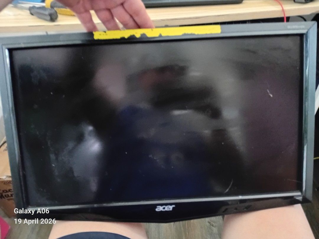 Acer Monitor (Category: Monitor Screens) located in Cavite. Submitted by leigh022285 (Listing ID 1433491469, Image 2). Description: - Acer monitor - Screen has some marks - Black frame - Acer logo at the bottom - Yellow tape on top.