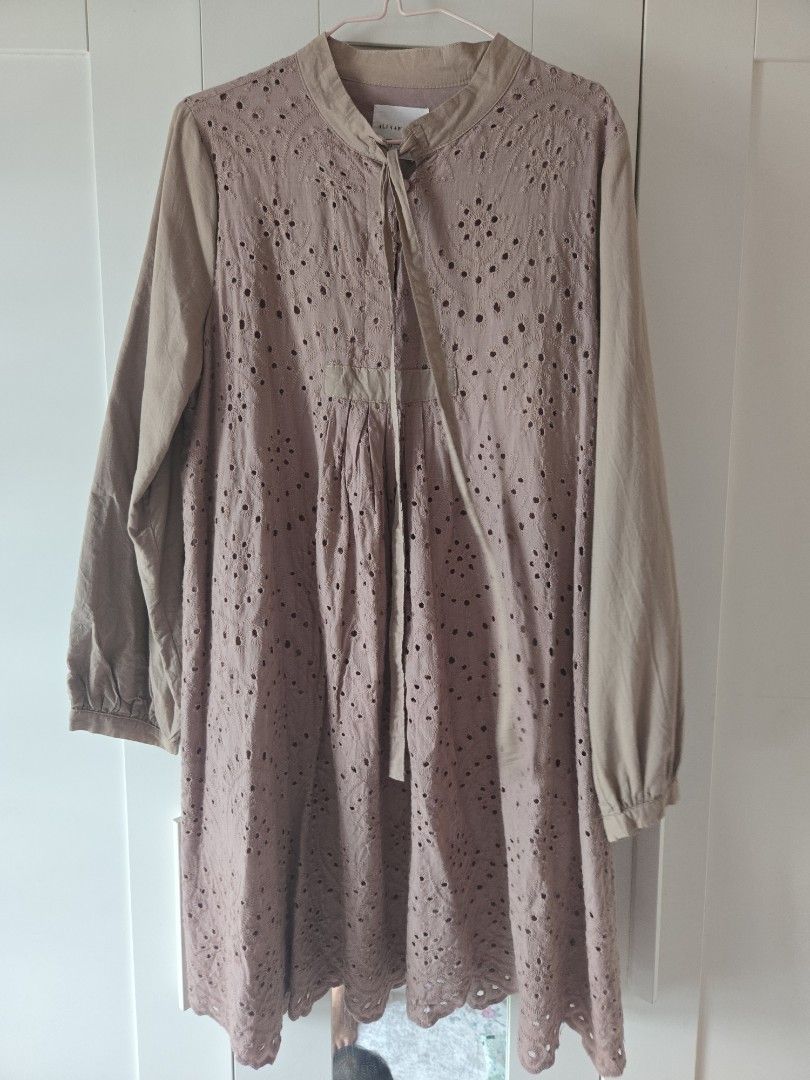 Alia Anggun Tunic (Category: Tops) located in Singapore. Submitted by callamira (Listing ID 1433400525, Image 1). Description: BN with tagged. Ptp 48cm Length 87cm Add on 2 for tracked mail. No nego pls. Price reduced. Retail at 45 each. Self collect at Tampines st 61.