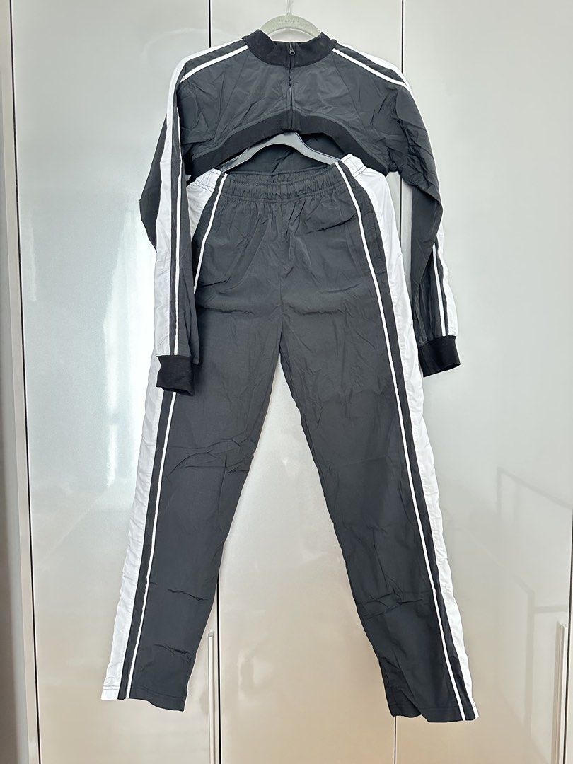 Alo Yoga Black Tracksuit Set XS (Category: Activewear) located in Singapore. Submitted by kitkatyogi (Listing ID 1433458061, Image 2). Description: - Alo Yoga Racetrack shrug and pants set - Includes cropped jacket and pants (bra not included) - Worn once for an event - Suitable for casual wear and athleisure with style - Original price for set $207.