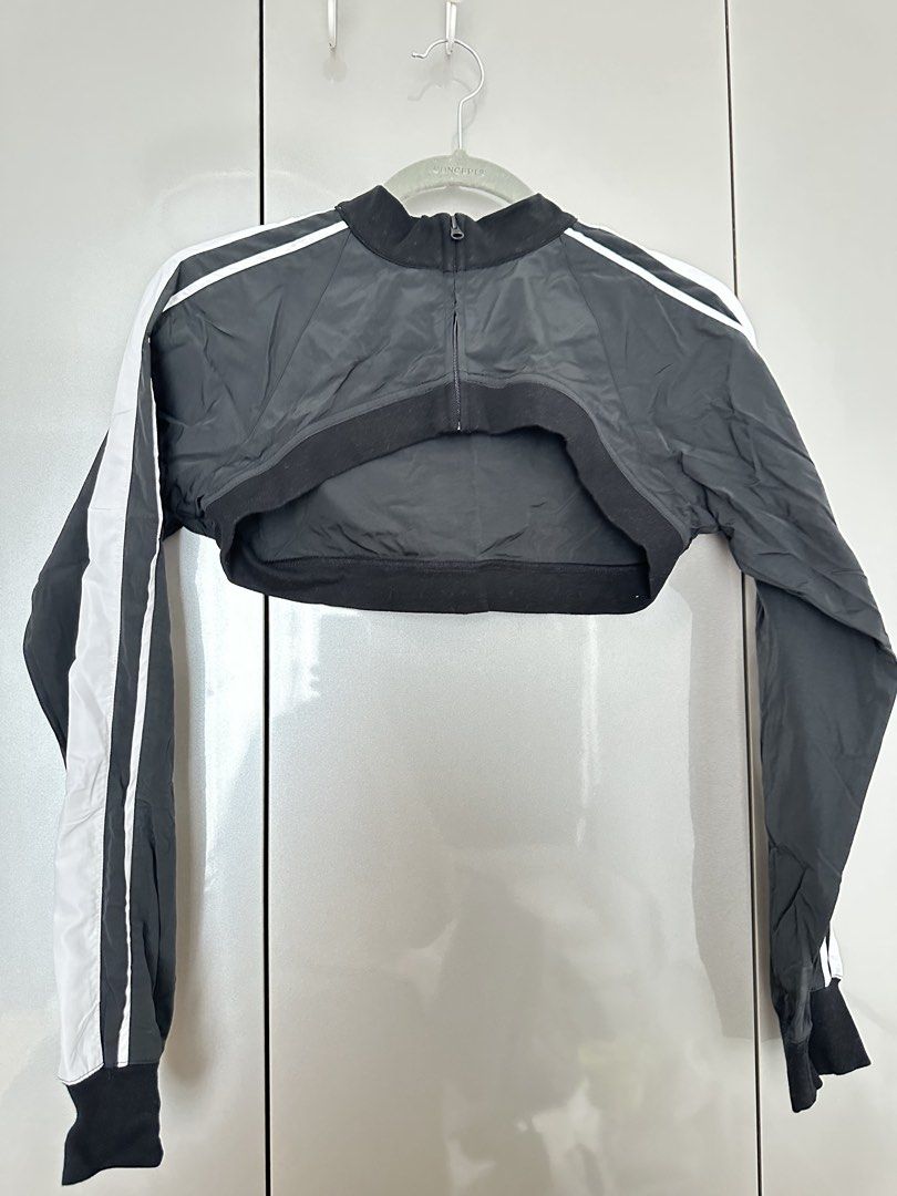 Alo Yoga Black Tracksuit Set XS (Category: Activewear) located in Singapore. Submitted by kitkatyogi (Listing ID 1433458061, Image 3). Description: - Alo Yoga Racetrack shrug and pants set - Includes cropped jacket and pants (bra not included) - Worn once for an event - Suitable for casual wear and athleisure with style - Original price for set $207.