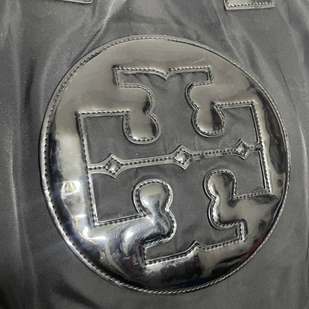 Auth Tory Burch Large Bag (Category: Luxury Bags & Wallets) located in Bocaue. Submitted by julianacelinee (Listing ID 1433400274, Image 2). Description: Used but not abused Working snap buttons With issue at the handle hence selling low - please refer to 3rd photo, pwede siya paayos NEGO PRICE RFS : Moving out, too many bags Loc : Bocaue Bulacan Gcash/Maya Only (payment first) J&T or Lala (sf by buyer).