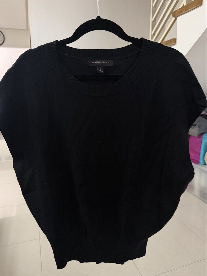 Banana Republic Black Top (Category: Sleeveless) located in Quezon City. Submitted by sashiimii1720 (Listing ID 1433568119, Image 1). Description: - Banana Republic black top - Size: S - Features a round neckline - Short sleeves.