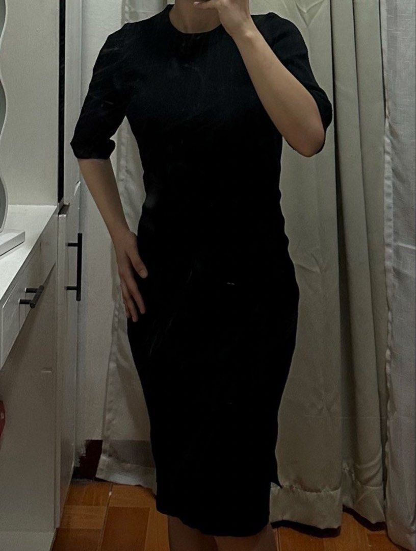 Black Knitted Side Slit Bodycon Fitted Dress (Category: Dresses) located in Quezon City. Submitted by katdeclutters (Listing ID 1433498486, Image 2). Description: XS-medium Length - 38" Width - 13" Super stretchable For reference: height - 4'11" / 150cm weight - 42kg bust - 34B waist - 24-25" hips - 34" 📍QC.