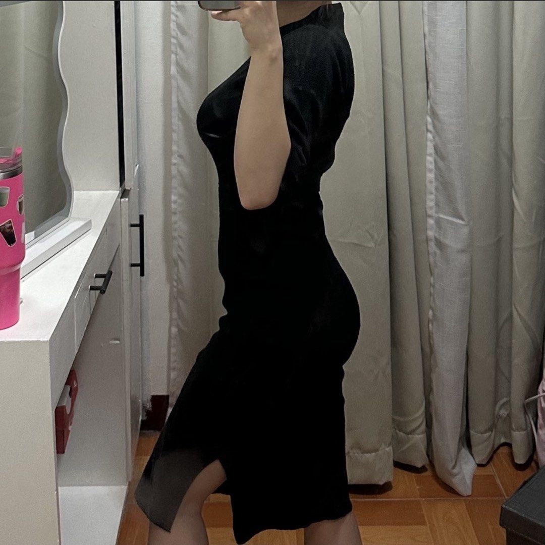 Black Knitted Side Slit Bodycon Fitted Dress (Category: Dresses) located in Quezon City. Submitted by katdeclutters (Listing ID 1433498486, Image 1). Description: XS-medium Length - 38" Width - 13" Super stretchable For reference: height - 4'11" / 150cm weight - 42kg bust - 34B waist - 24-25" hips - 34" 📍QC.