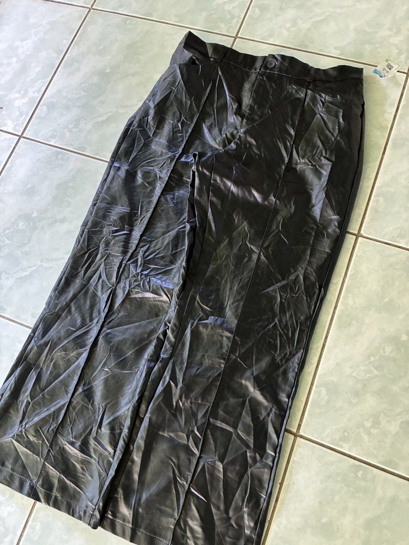 Black Leather Pants (Category: Other Bottoms) located in Batangas. Submitted by jinventoryarchive (Listing ID 1433455635, Image 2). Description: Waist: 34-40 Length: 41.5 Leg Op: 11.5 Thigh: 14.