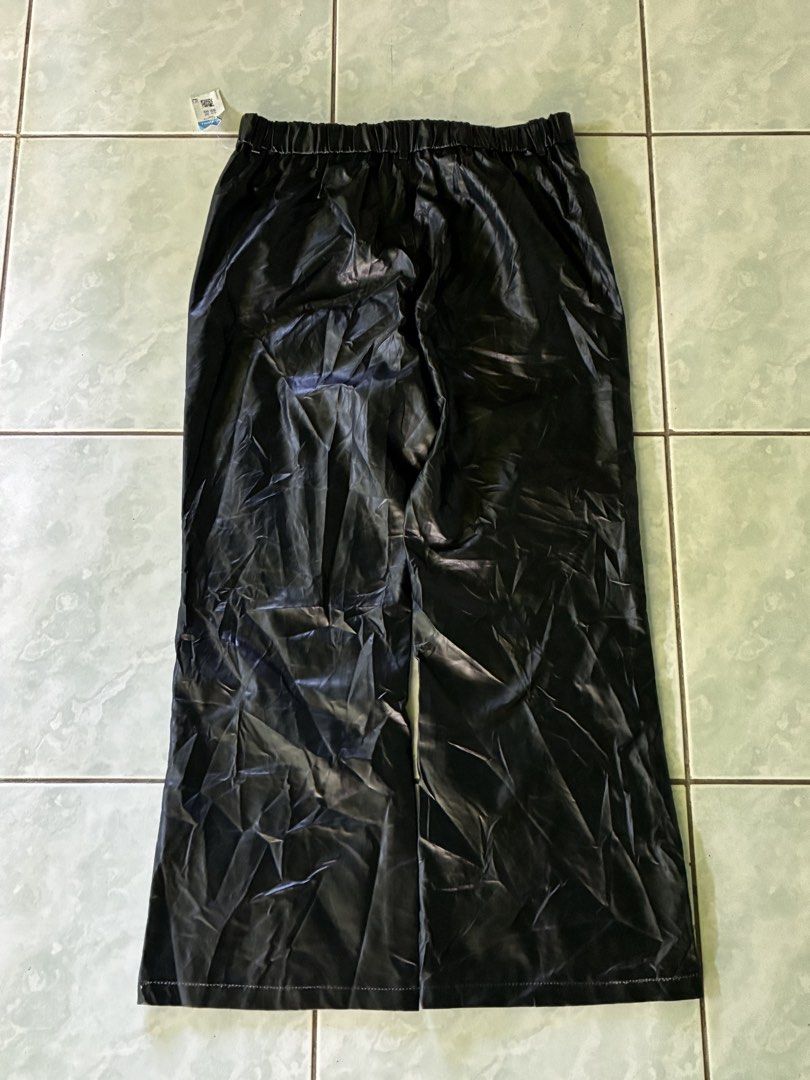 Black Leather Pants (Category: Other Bottoms) located in Batangas. Submitted by jinventoryarchive (Listing ID 1433455635, Image 3). Description: Waist: 34-40 Length: 41.5 Leg Op: 11.5 Thigh: 14.