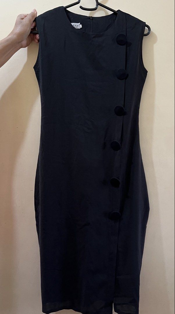 Black Sleeveless Dress with Buttons (Category: Dresses) located in Quezon City. Submitted by byandi (Listing ID 1433448025, Image 1). Description: - Black sleeveless dress - Round neckline - Decorative buttons - Fitted silhouette - Knee-length - Subtle sheen fabric - Classic design - Suitable for various occasions.
