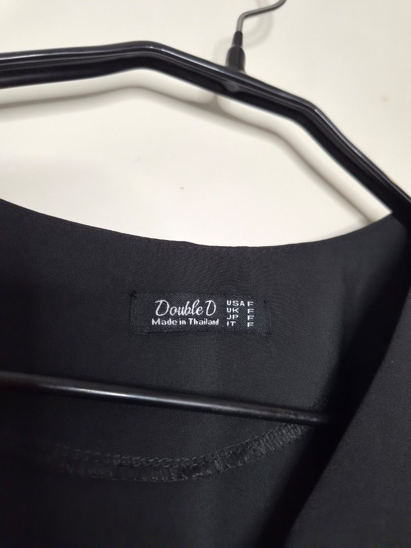 Black Top - Free Size (Category: Blouses) located in Las Pinas. Submitted by ajbash (Listing ID 1433518796, Image 3). Description: -from Bangkok -can fit medium to XXL.