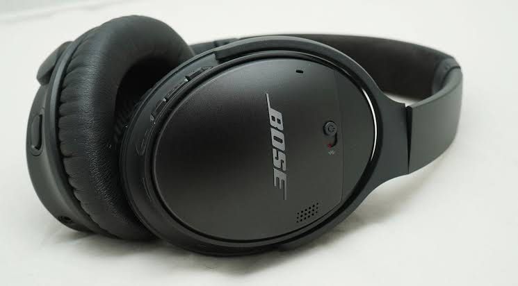 Bose QuietComfort 35 Headphones (Category: Headphones & Headsets) located in San Juan City. Submitted by karlsarmientozxc (Listing ID 1433406509, Image 1). Description: - Bose QuietComfort 25 headphones - Over-ear design - Adjustable headband - Bose logo on earcups - Volume control buttons - Power switch - Padded earcups for comfort With Headphone Pouch.