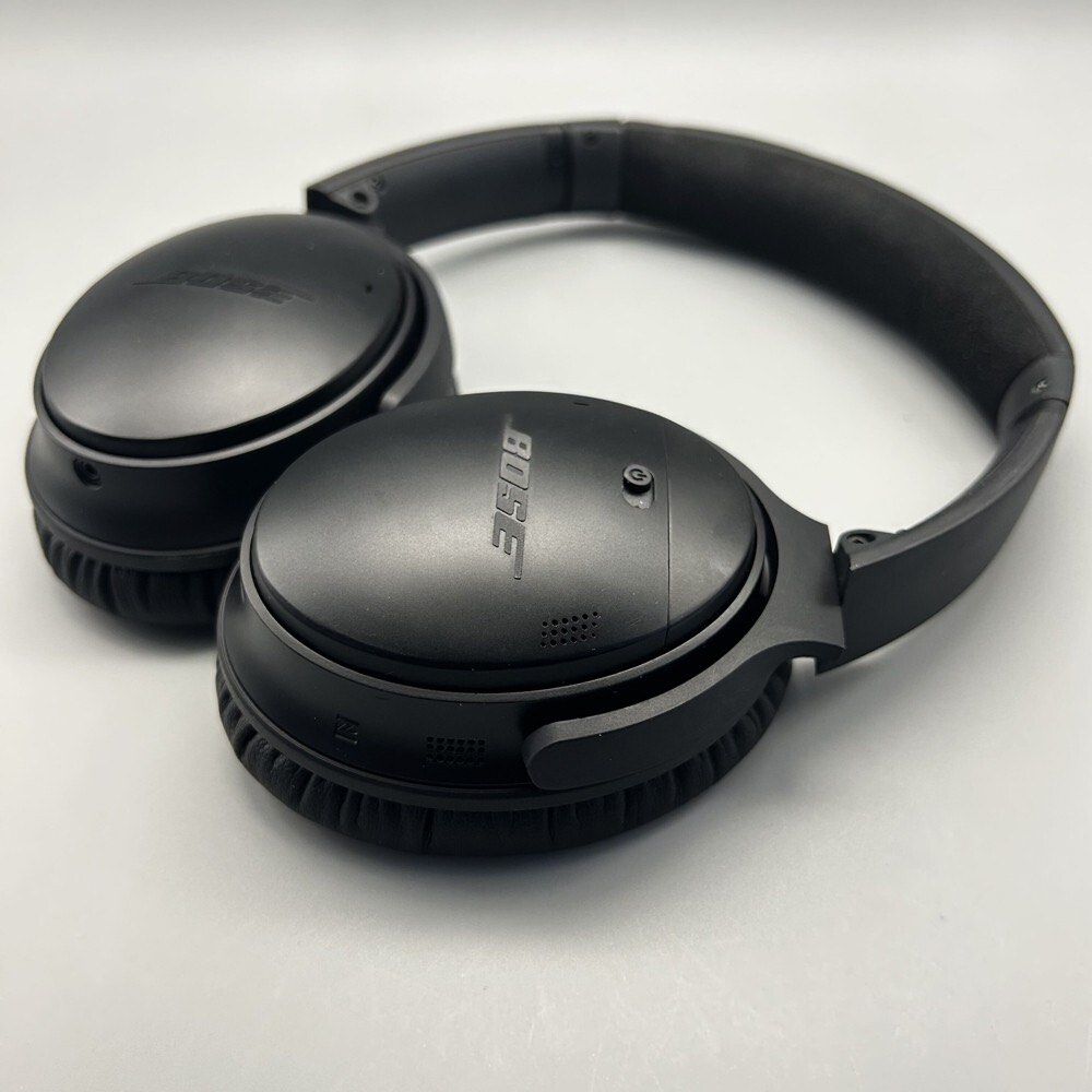 Bose QuietComfort 35 Headphones (Category: Headphones & Headsets) located in San Juan City. Submitted by karlsarmientozxc (Listing ID 1433406509, Image 2). Description: - Bose QuietComfort 25 headphones - Over-ear design - Adjustable headband - Bose logo on earcups - Volume control buttons - Power switch - Padded earcups for comfort With Headphone Pouch.
