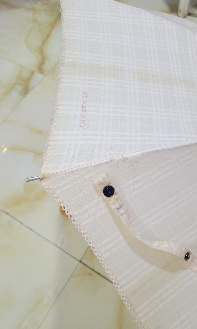 BURBERRY (Category: Umbrellas) located in Manila. Submitted by 7100treasure.co (Listing ID 1433423907, Image 3). Description: BURBERRY UMBRELLA EXCELLENT CONDITION 📍 Mindanao.