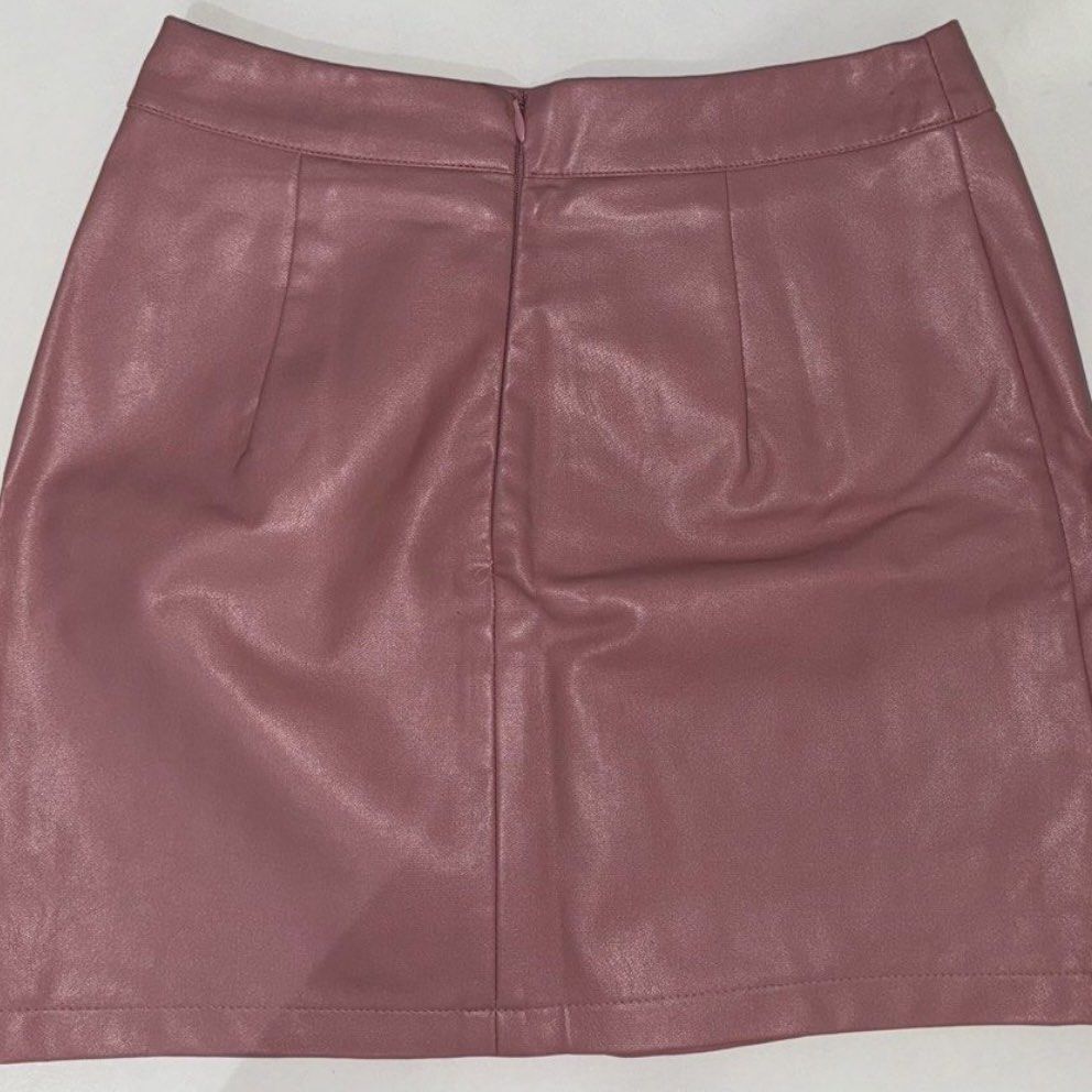 Dazy High Waist PU Skirt (Category: Skirts) located in Paranaque City. Submitted by lovedbyblanche (Listing ID 1433558186, Image 3). Description: - Color: Baby Pink - Material: polyurethane leather, straight cut with zipper plain, non-stretch, short length can fit up to - 24-25 inch waistline - Only used once for a party.