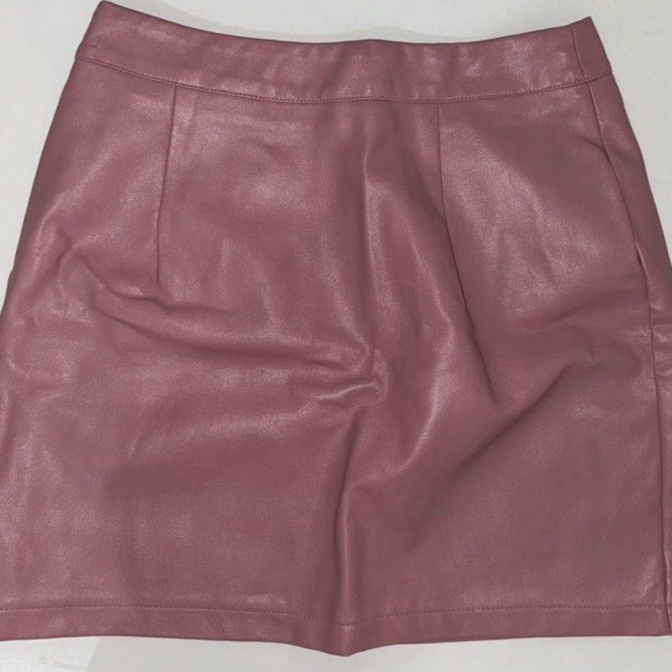 Dazy High Waist PU Skirt (Category: Skirts) located in Paranaque City. Submitted by lovedbyblanche (Listing ID 1433558186, Image 2). Description: - Color: Baby Pink - Material: polyurethane leather, straight cut with zipper plain, non-stretch, short length can fit up to - 24-25 inch waistline - Only used once for a party.