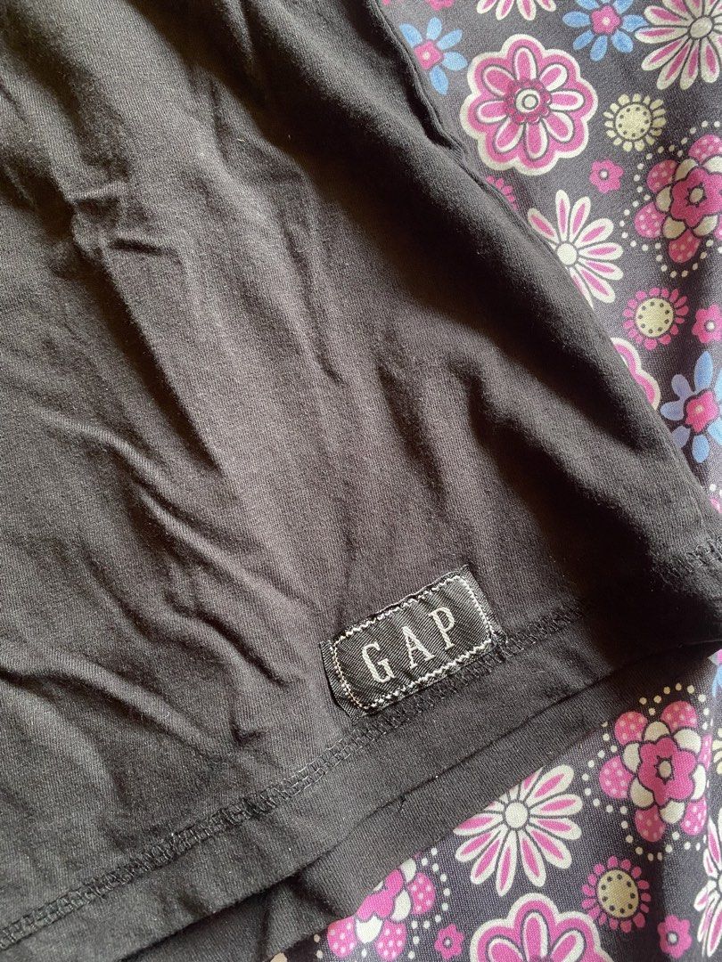GAP Black T-shirt with American Flag (Category: Tshirts & Polo Shirts ) located in Manila. Submitted by kathhhhh236 (Listing ID 1433546913, Image 2). Description: - Black GAP t-shirt - Features a large "GAP" logo and American flag graphic - GAP logo on sleeve and neckline - Size: XL - Material: 100% cotton - Made in Bangladesh.