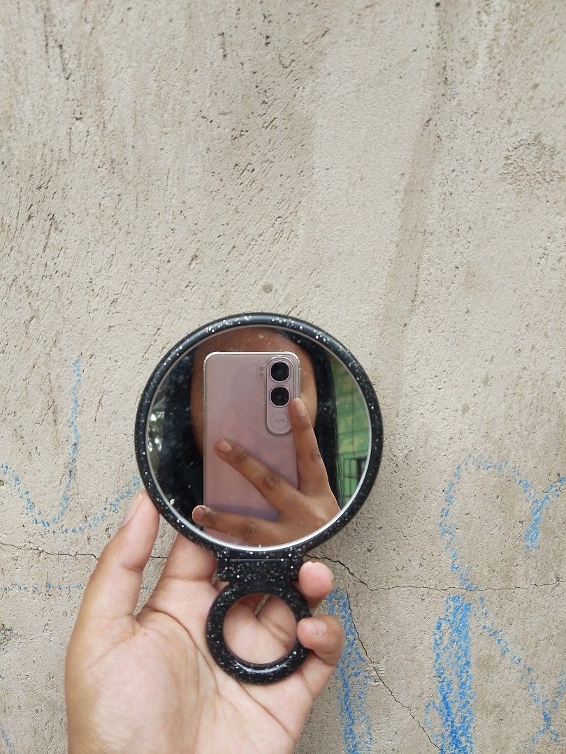 Hello Kitty mirror vintage (Category: Mirrors) located in Pugo. Submitted by wintermarylyn (Listing ID 1433530564, Image 2). Description: no crack minimal scratch no more issue or flaws.