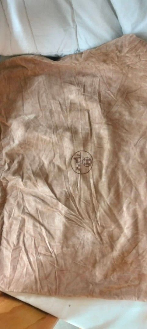 Hermes Dust Bag (Category: Luxury Bags & Wallets) located in Urdaneta. Submitted by japanluxurybagsbymcbags (Listing ID 1433510849, Image 1). Description: - Authentic Hermes dust bags - Features the iconic Hermes logo - Made of soft, beige fabric - Includes multiple dust bags 6 pcs - Ideal for protecting luxury items - Perfect for handbags, shoes, and accessories - Drawstring closure.