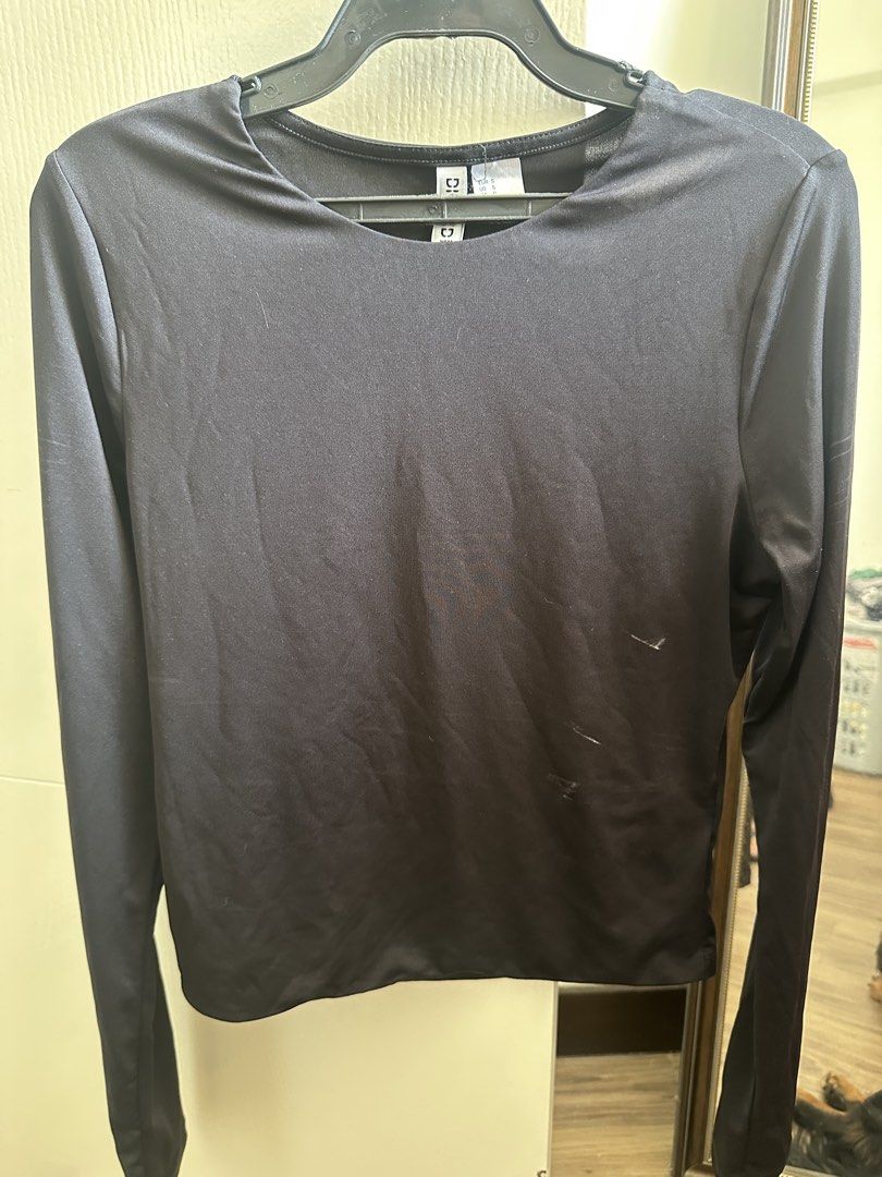 H&M Divided Basic Long Sleeve Top - Black (Category: Longsleeves) located in Paranaque City. Submitted by declutterwyae (Listing ID 1433464229, Image 2). Description: - H&M Divided Basic black long sleeve top - Size: S - Features a round neckline - Made of a smooth, likely synthetic material - Versatile for layering or wearing alone.
