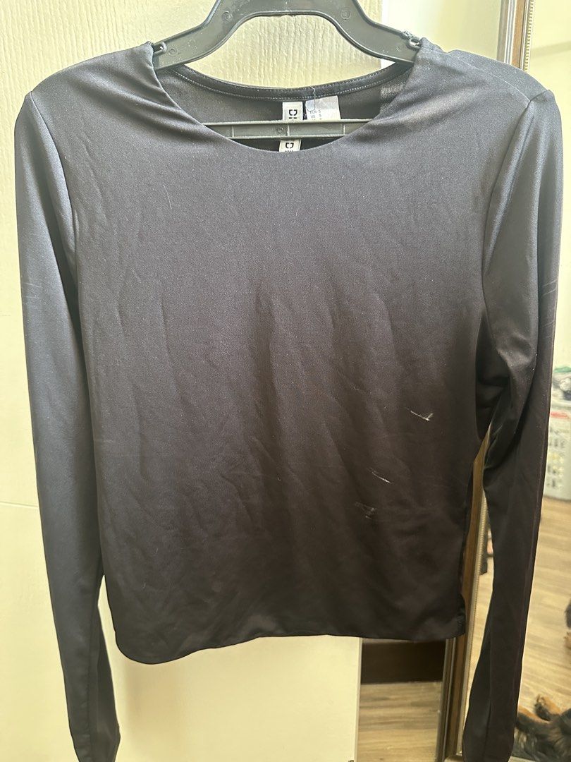 H&M Divided Basic Long Sleeve Top - Black (Category: Longsleeves) located in Paranaque City. Submitted by declutterwyae (Listing ID 1433464229, Image 1). Description: - H&M Divided Basic black long sleeve top - Size: S - Features a round neckline - Made of a smooth, likely synthetic material - Versatile for layering or wearing alone.