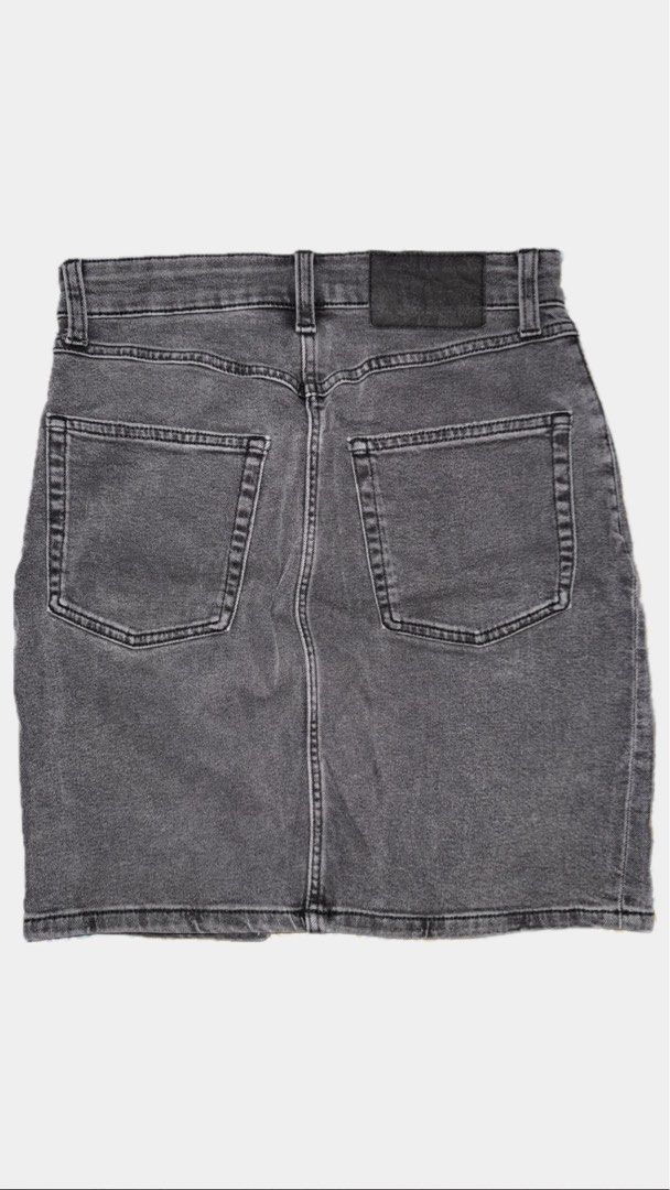 H&M Divided Black Denim Skirt (Category: Skirts) located in Paranaque City. Submitted by lovedbyblanche (Listing ID 1433556046, Image 2). Description: - H&M Divided denim skirt - Size: 4 - Classic design - Button and zipper closure - Two front pockets - Two back pockets - Versatile style.