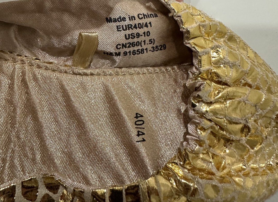 H&M Gold Snake Print Foldable Ballet Flats (Category: Flats & Sandals) located in Manila. Submitted by caseller26 (Listing ID 1433549938, Image 3). Description: - H&M Gold Snake Print Foldable Ballet Flats - Size: EUR 40/41, US 9-10 - Includes matching storage pouch - Flexible design - Black sole - Light gold interior - Made in China.