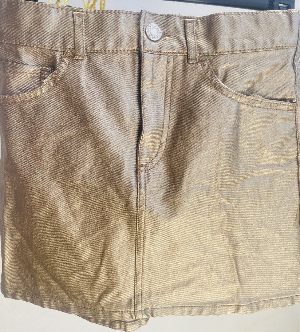 H&M Metallic Skirt - Size 10 (Category: Babies & Kids Fashion) located in Taguig. Submitted by bestthriftxx (Listing ID 1433501155, Image 3). Description: - H&M metallic gold skirt - Size 10 (fits ages 9-10) - Gold finish - Elastic waistband - Classic five-pocket design - Button closure - Belt loops - Adds a touch of shine.