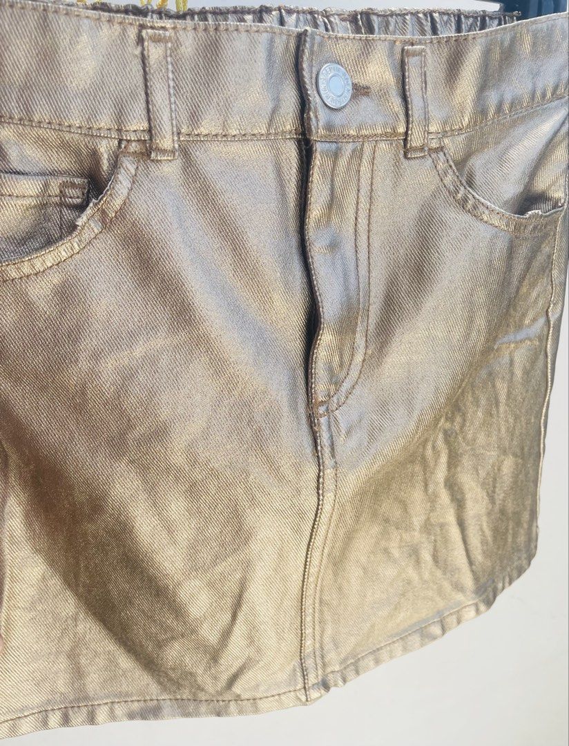 H&M Metallic Skirt - Size 10 (Category: Babies & Kids Fashion) located in Taguig. Submitted by bestthriftxx (Listing ID 1433501155, Image 1). Description: - H&M metallic gold skirt - Size 10 (fits ages 9-10) - Gold finish - Elastic waistband - Classic five-pocket design - Button closure - Belt loops - Adds a touch of shine.