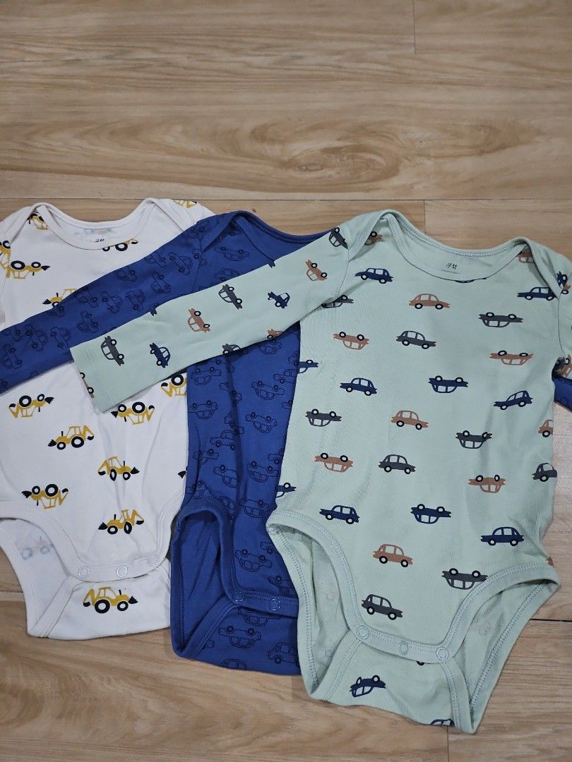 H&M Organic Cotton Bodysuits - 12M (Category: Babies & Kids Fashion) located in Lucban. Submitted by jam112222 (Listing ID 1433494334, Image 2). Description: - H&M organic cotton bodysuit set (3 pieces). - Features: Long sleeves, car prints. - Colors: White, blue, and light green. - Size: 12M (fits 9-12 months). - Material: Soft, organic cotton. - Perfect for daily use..