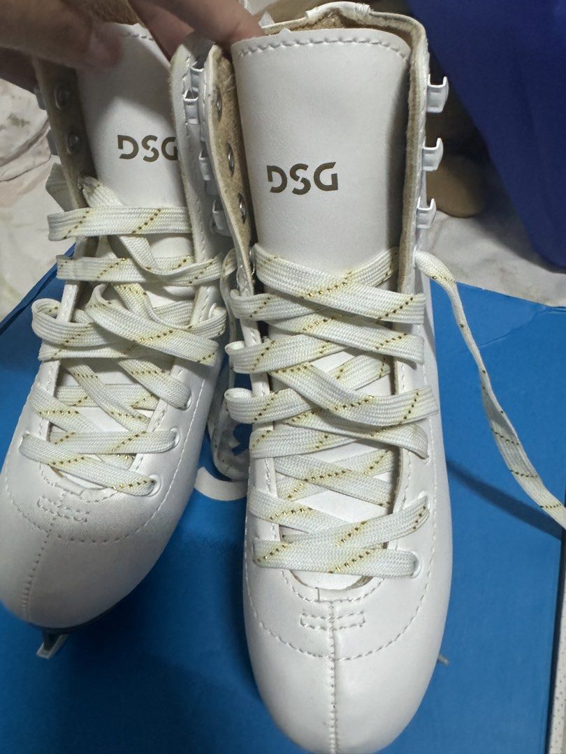 ICE SKATES FOR DICKS SPORTING GOODS (Category: Boots) located in Quezon. Submitted by abubot (Listing ID 1433558696, Image 1). Description: Brought brand new & used once. Rfs: upgraded to pro skates Comes with box.