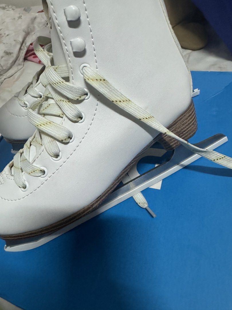 ICE SKATES FOR DICKS SPORTING GOODS (Category: Boots) located in Quezon. Submitted by abubot (Listing ID 1433558696, Image 2). Description: Brought brand new & used once. Rfs: upgraded to pro skates Comes with box.
