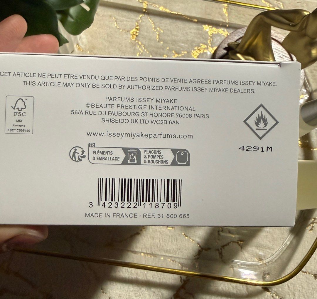 Issey Miyake L'Eau d'Issey Duo Nomade (Category: Fragrance & Deodorants) located in Taytay. Submitted by jayezapanta (Listing ID 1433543505, Image 3). Description: - Issey Miyake L'Eau d'Issey Duo Nomade Eau de Toilette set - Includes: 100ml bottle and 25ml bottle - Comes in original box - Made in France - From Parfums Issey Miyake Authentic or money back.