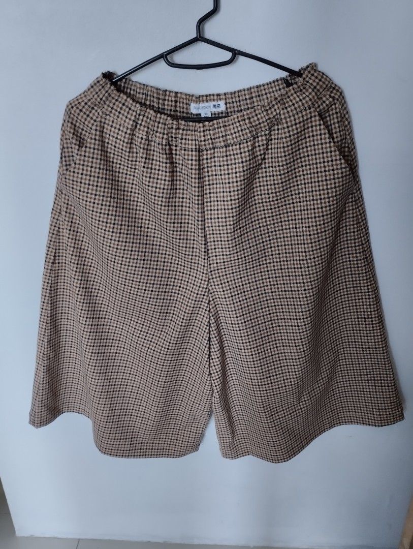JW Anderson x Uniqlo Culottes (Category: Shorts) located in Mabalacat. Submitted by uniqlover (Listing ID 1433431406, Image 2). Description: - JW Anderson x Uniqlo Culottes - Brown and black checkered pattern - Size: 160 - Features: - Elastic waistband - Two side pockets - Material: Polyester, rayon, and spandex - Perfect for casual wear.