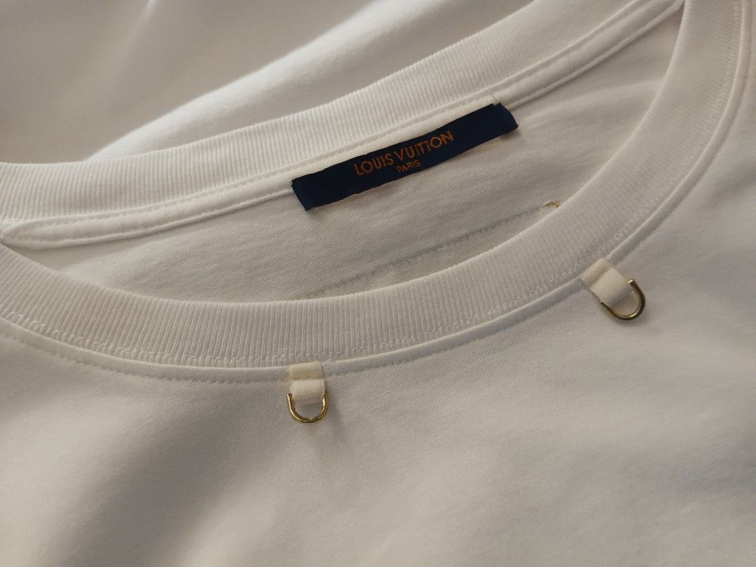 Louis Vuitton White T-Shirt (Category: Tshirts & Polo Shirts ) located in Paniqui. Submitted by goodasold15 (Listing ID 1433418164, Image 3). Description: DIMES: 22.5x29.5 COLOR RATE: 9.8/10 BEST FIT: X-Large NO FLAWS.