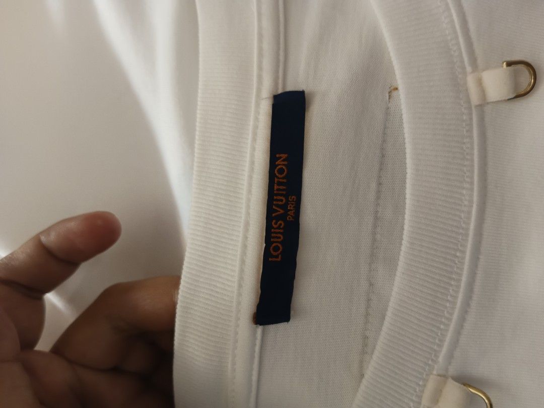 Louis Vuitton White T-Shirt (Category: Tshirts & Polo Shirts ) located in Paniqui. Submitted by goodasold15 (Listing ID 1433418164, Image 2). Description: DIMES: 22.5x29.5 COLOR RATE: 9.8/10 BEST FIT: X-Large NO FLAWS.