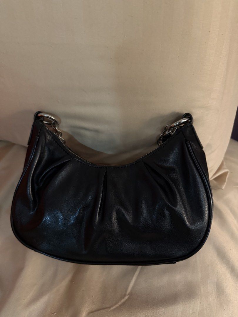 Mango Black Shoulder Bag with Chain Strap (Category: Shoulder Bags) located in Pasay City. Submitted by prettystudio (Listing ID 1433534174, Image 3). Description: No flaws.