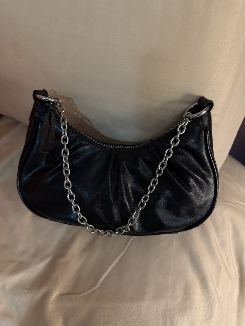 Mango Black Shoulder Bag with Chain Strap (Category: Shoulder Bags) located in Pasay City. Submitted by prettystudio (Listing ID 1433534174, Image 1). Description: No flaws.
