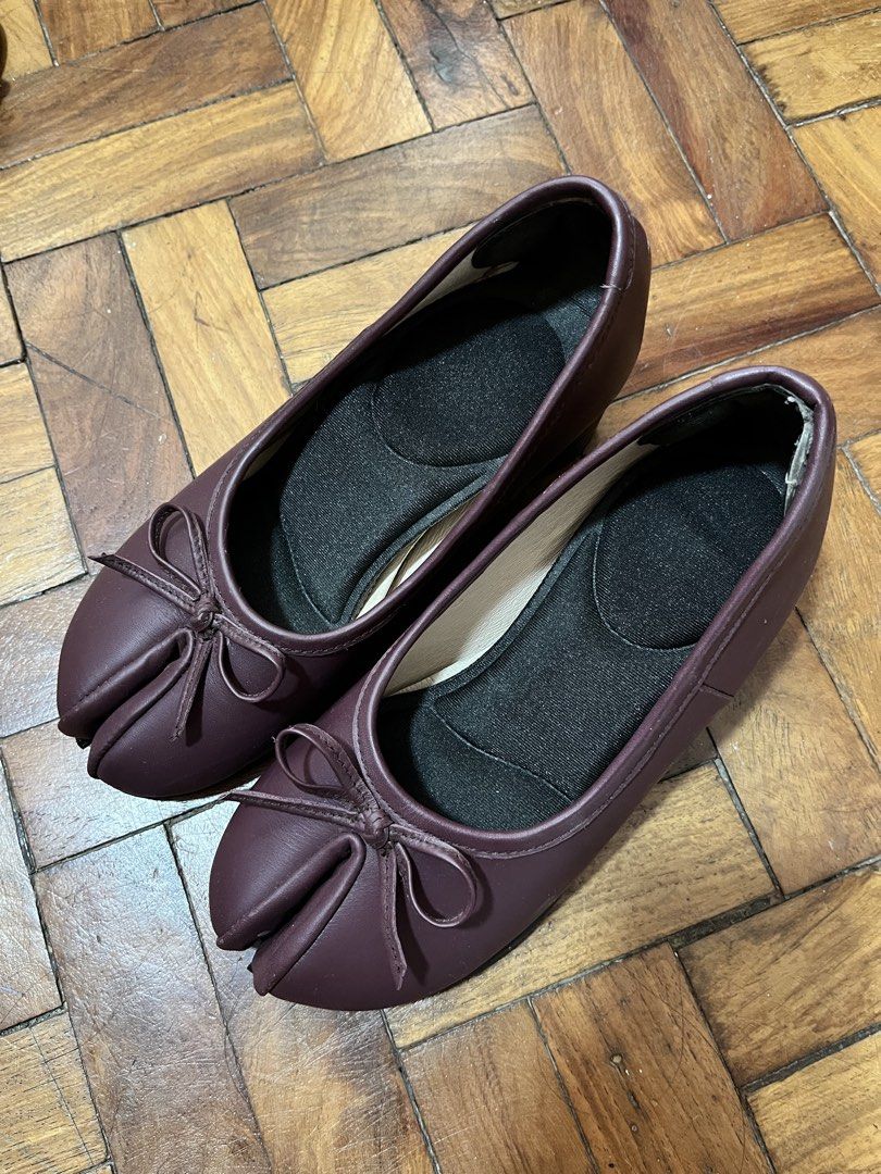 Maroon Tabi Ballerina Flats (Category: Heels) located in Las Pinas. Submitted by m.xine (Listing ID 1433448406, Image 3). Description: - RFS: too big for me :( thats why i added insoles, but can remove! - super cute tabi bow design - 1.5" heel - comfy toe box - high quality leather - plum/maroon color.