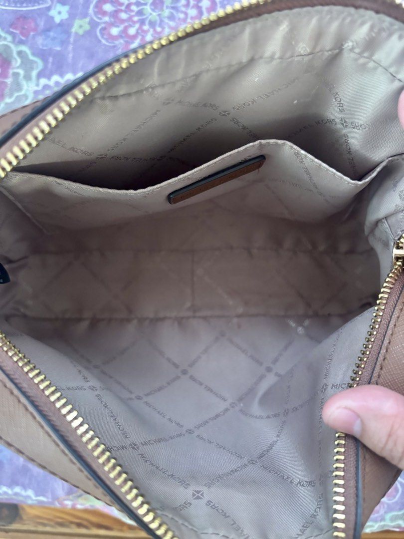 Michael Kors jet set Crossbody Bag (Category: Cross-body Bags) located in San Pedro. Submitted by mattchaaa (Listing ID 1433580097, Image 3). Description: - Michael Kors crossbody bag - Signature MK print - Brown trim - Gold-tone hardware - Detachable and adjustable strap - Chain strap included - Main compartment and slip pocket - Made in Cambodia.