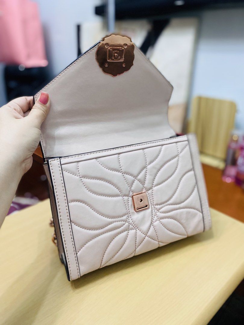 MK Whitney (Category: Luxury Bags & Wallets) located in San Mateo. Submitted by kluxuryy (Listing ID 1433526954, Image 3). Description: OFFER YOUR PRICE NEGOTIABLE.