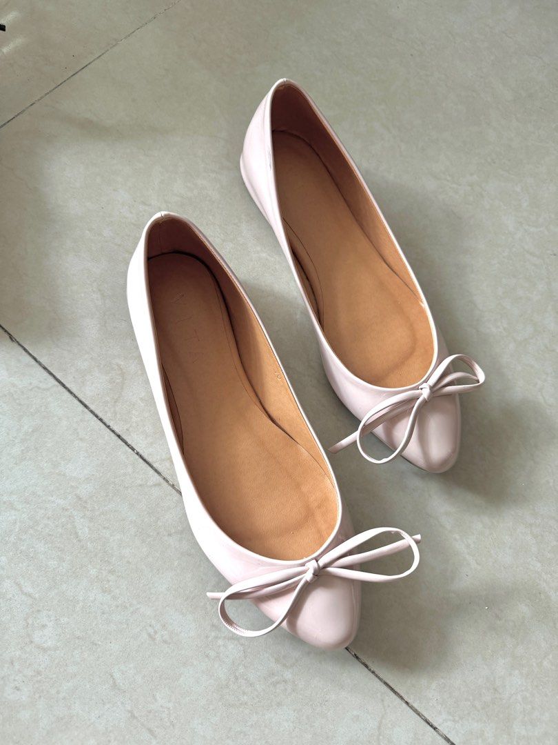 Neutral flats GVN VITA LINYA (Category: Flats & Sandals) located in Cainta. Submitted by closet83 (Listing ID 1433439913, Image 3). Description: ❗️BUNDLE - Brand/s : GVN, Vita Linya GVN Roberta Size 8 Runs small. I am a true US 7. 23.5-24cm Used once Bnew price Php 2,150 VITA LINYA Zita Patent blush, nude pink Size 7 Rfs: tight. This may be a 7, but tight for 23.5-24cm sized feet. Best fit for size 6-6.5 girlies Never used Bnew price : Php 1,550 