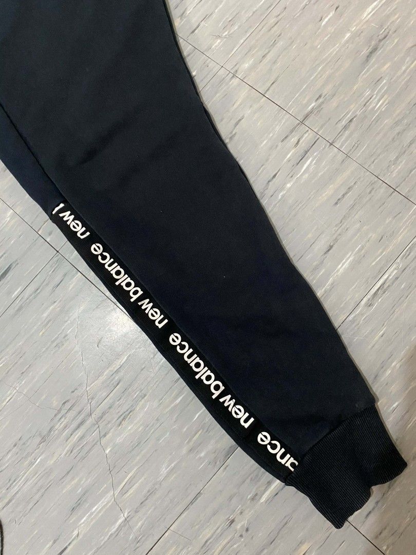 New Balance Black Sweatpants XL (Category: Joggers) located in Taguig. Submitted by titofinds (Listing ID 1433409957, Image 2). Description: - New Balance sweatpants - Size: 2 XL (see size tag for details) - 41 Length -34-36 waist - Features: White logo and text details, drawstring waist, side pockets - Details: New Balance logo on front, small tag on back Excellent to Pristine condition 10/10 No issue Taguig Area.
