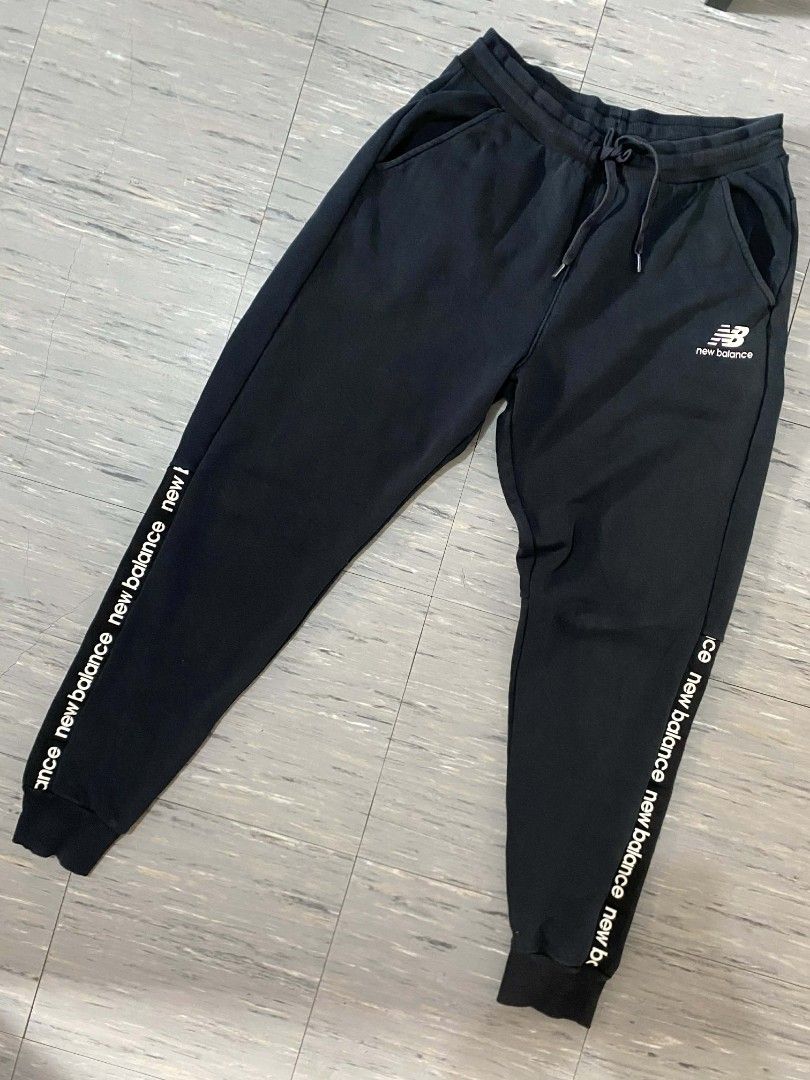 New Balance Black Sweatpants XL (Category: Joggers) located in Taguig. Submitted by titofinds (Listing ID 1433409957, Image 1). Description: - New Balance sweatpants - Size: 2 XL (see size tag for details) - 41 Length -34-36 waist - Features: White logo and text details, drawstring waist, side pockets - Details: New Balance logo on front, small tag on back Excellent to Pristine condition 10/10 No issue Taguig Area.