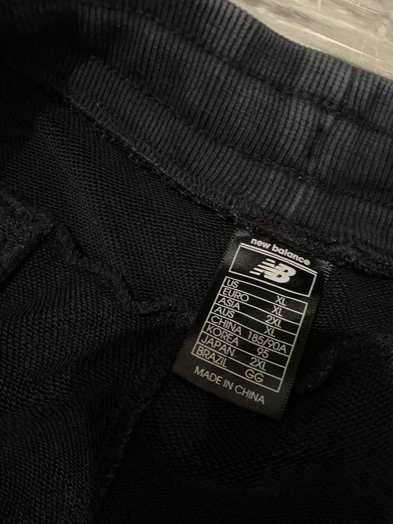 New Balance Black Sweatpants XL (Category: Joggers) located in Taguig. Submitted by titofinds (Listing ID 1433409957, Image 3). Description: - New Balance sweatpants - Size: 2 XL (see size tag for details) - 41 Length -34-36 waist - Features: White logo and text details, drawstring waist, side pockets - Details: New Balance logo on front, small tag on back Excellent to Pristine condition 10/10 No issue Taguig Area.