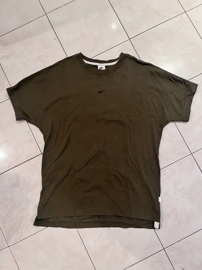 Nike Olive Green T-shirt (Category: Tshirts & Polo Shirts ) located in Quezon City. Submitted by markupapparel (Listing ID 1433452316, Image 3). Description: Original, makapal tela - Olive green Nike t-shirt - Size: L - Features a small Nike logo on the chest - White collar - Relaxed fit - Zippered pocket on the back.