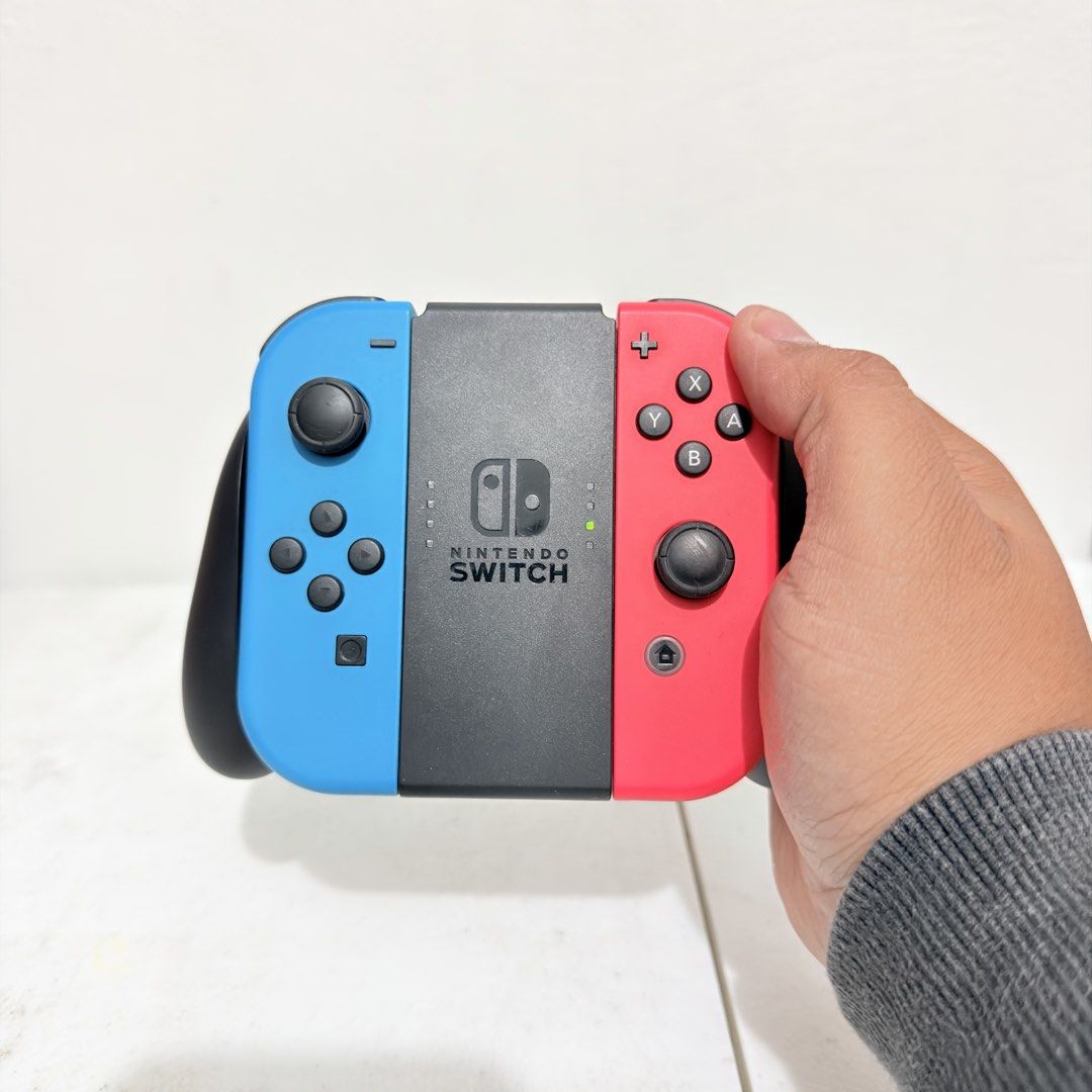Nintendo switch joycons controller original no issue (Category: Controllers) located in Valenzuela. Submitted by gearpandaph (Listing ID 1433460087, Image 3). Description: Original nintendo switch joycons No issue With original grip Valenzuela.