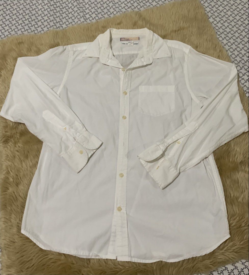 Old Navy The Classic Shirt - White - Medium (Category: Tshirts & Polo Shirts ) located in Paranaque City. Submitted by vbvessentials (Listing ID 1433550271, Image 1). Description: - Old Navy white shirt - Size: Medium - Fit: Regular - Features a camp collar - Long sleeves with buttoned cuffs - Single chest pocket - Button-down closure - Material: 100% cotton -can be unisex.