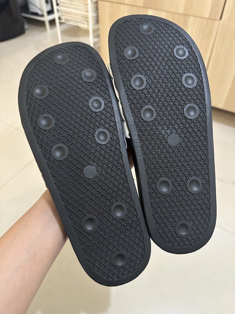 Oliver Cabell Vegan Slides - Size 43 (Category: Slippers & Slides) located in Mandaluyong City. Submitted by nekoshishi (Listing ID 1433493158, Image 3). Description: - Oliver Cabell Vegan Slides - Size 43 - White padded upper - Black textured sole - Made with vegan corn leather and recycled rubber - Lightweight and flexible outsole - Designed for all-day comfort - no tag and no box - unused.