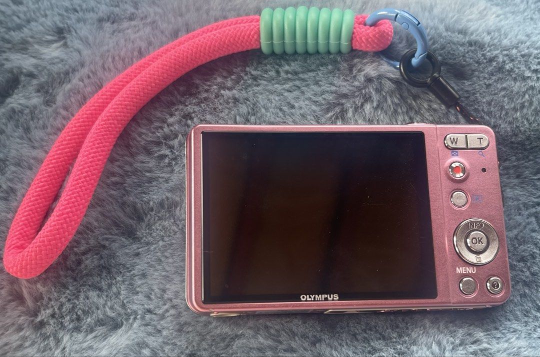 Olympus VG-140 Digital Camera (Category: Cameras) located in Manila. Submitted by elliotj_ (Listing ID 1433405736, Image 2). Description: FS: olympus smart vg-140 (d-715) 14mp in pink super sale na !! inclusions: - olympus charger - wrist strap issues: - sd card slot ejects sd card:’) (repairable sa quiapo for a cheap price!) - minor scratches on the exterior (only 1 that’s visible) - no charging port cover buy at your own risk and manage your ex