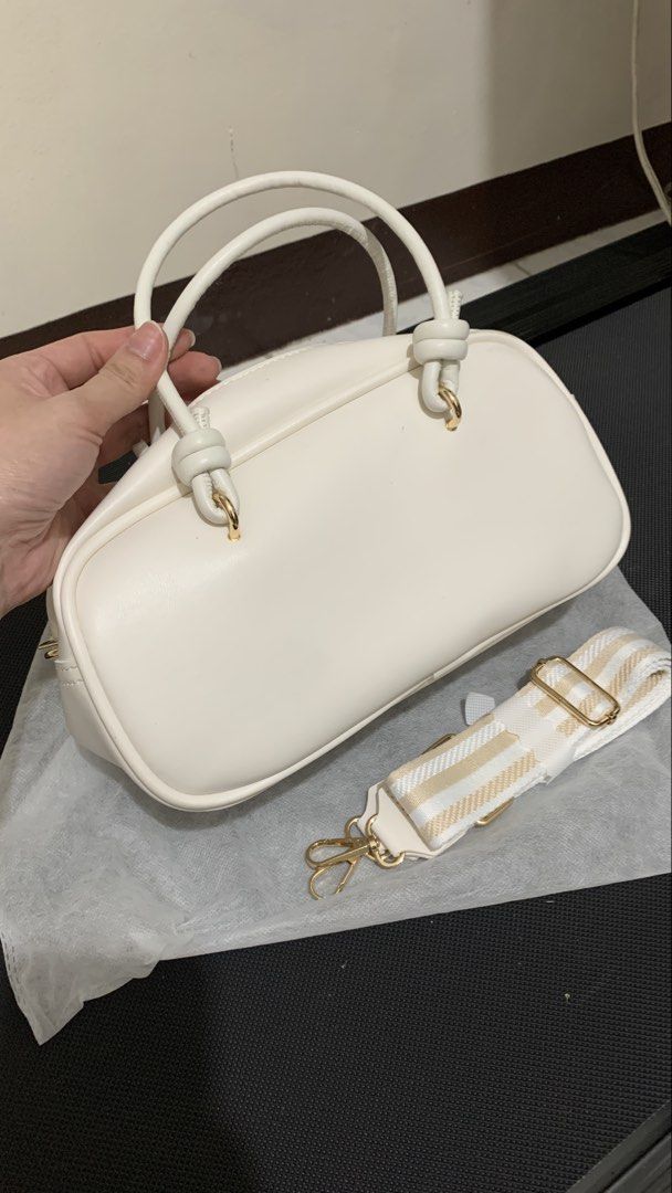 Parisian White Cross Body Bag (Category: Cross-body Bags) located in Batangas. Submitted by lifewithxhan.ph (Listing ID 1433484207, Image 1). Description: - Brand new - Removable strap - Color White .