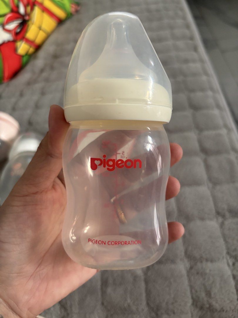 Pigeon Baby Bottle (Category: Breastfeeding & Bottle Feeding) located in Manila. Submitted by monstershaaa (Listing ID 1433579943, Image 1). Description: nagamit lang po pang store ng breastmilk sa fridge (mga 1month only) - Pigeon baby bottle - Clear bottle design - Includes white nipple and cap - Features the red Pigeon logo - Manufactured by Pigeon Corporation.