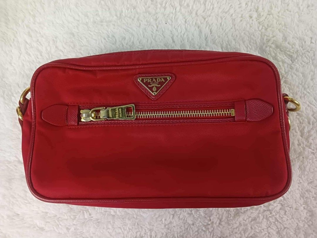 Prada Camera bag (Category: Luxury Bags & Wallets) located in Passi. Submitted by janbelisario (Listing ID 1433538933, Image 1). Description: Very good conditions GUARANTEED ORIGINAL jm.